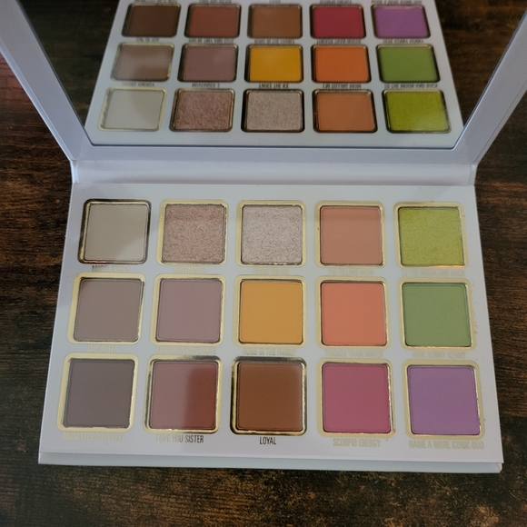 Kylie Cosmetics Kendall Pressed Powder Pallette - Picture 4 of 4